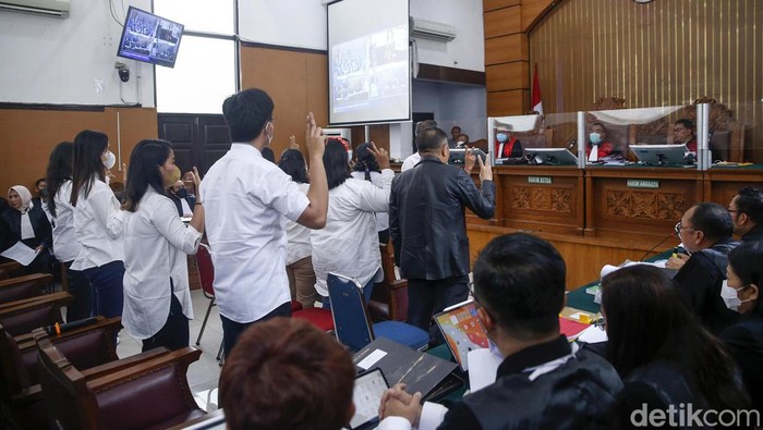 Pihak keluarga Yosua bersaksi dalam sidang Ferdy Sambo di Pengadilan Negeri Jakarta Selatan, Selasa (1/11/2022). Mereka kompak berbaju putih.