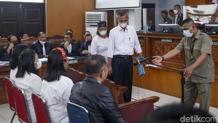 Pihak keluarga Yosua bersaksi dalam sidang Ferdy Sambo di Pengadilan Negeri Jakarta Selatan, Selasa (1/11/2022). Mereka kompak berbaju putih.