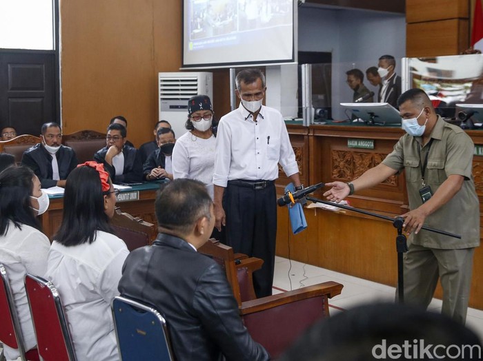 Pihak keluarga Yosua bersaksi dalam sidang Ferdy Sambo di Pengadilan Negeri Jakarta Selatan, Selasa (1/11/2022). Mereka kompak berbaju putih.