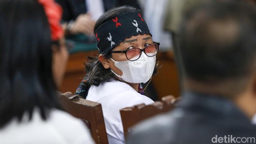 Pihak keluarga Yosua bersaksi dalam sidang Ferdy Sambo di Pengadilan Negeri Jakarta Selatan, Selasa (1/11/2022). Mereka kompak berbaju putih.