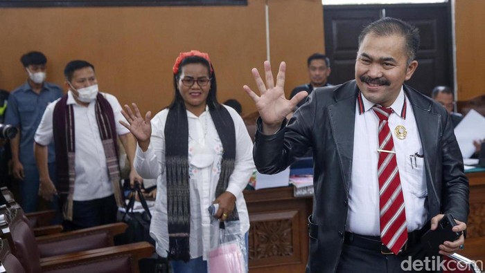 Kompak Berbaju Putih, Keluarga Yosua Bersaksi di Sidang Ferdy Sambo Pihak keluarga Yosua bersaksi dalam sidang Ferdy Sambo di Pengadilan Negeri Jakarta Selatan, Selasa (1/11/2022). Mereka kompak berbaju putih.