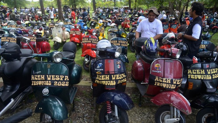 Perserta Aceh Vespa Festival 2022 memakirkan kendaraannya setelah melakukan tur wisata di Pantai Tebing, Kabupaten Aceh Besar, Aceh, Sabtu (29/10/2022). Pemda Aceh berkolaborasi dengan sejumlah komunitas sepeda motor menggelar Aceh Vespa Festival tahun 2022 sebagai upaya untuk mempromosikan dan memajukan pariwisata serta ekonomi kreatif di Aceh. ANTARA FOTO/Ampelsa/tom.