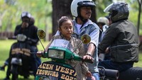 Komunitas Vespa di Aceh saat ini datang dari beragam latar belakang, tak hanya orang tua saja melainkan ada anak-anak muda. (Chaideer Mahyuddin/AFP/Getty Images)