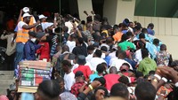 Jumlah akhir penonton di dalam stadion disebut melebihi jumlah yang dapat dikontrol oleh personel keamanan negara bagian dan swasta. 