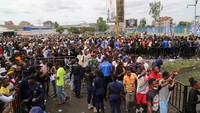 Pasukan keamanan sebelumnya menembakkan gas air mata untuk mencoba membubarkan massa yang melakukan kekerasan di jalan-jalan di luar stadion.