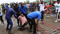 Petugas keamanan menghentikan seorang pria yang mencoba menyelinap masuk tanpa tiket, ketika orang-orang datang untuk menghadiri konser penyanyi Kongo Fally Ipupa. Pada tahun 2020, polisi Prancis mengevakuasi stasiun kereta api Gare de Lyon di Paris setelah orang-orang memulai kebakaran di dekatnya dalam kerusuhan menjelang konser Ipupa.