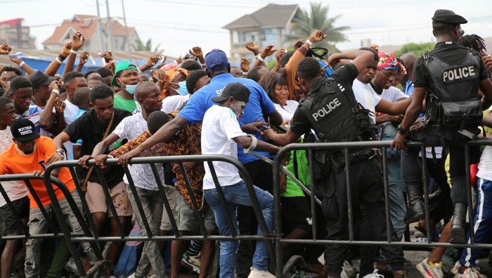 People arrive to attend the concert of the Congolese singer Fally Ipupa, at the Martyrs stadium in Kinshasa, Democratic Republic of Congo October 29, 2022. REUTERS/Justin Makangara