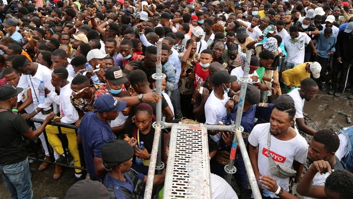 Konser Musik di Kongo Berujung Petaka, 11 Orang Tewas People arrive to attend the concert of the Congolese singer Fally Ipupa, at the Martyrs stadium in Kinshasa, Democratic Republic of Congo October 29, 2022. REUTERS/Justin Makangara
