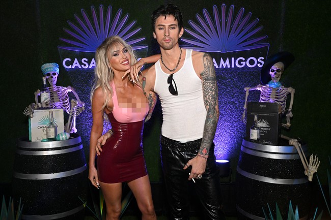 Apakah ini termasuk kostum?, demikian Megan Fox memberi keterangan foto di Instagram-nya yang memperlihatkan kostum Halloween mereka. Kamu terlihat cantik dengan rambut pirang, puji seorang pengguna Instagram di kolom komentar. (Foto: Getty Images)