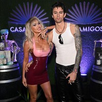 Apakah ini termasuk kostum?, demikian Megan Fox memberi keterangan foto di Instagram-nya yang memperlihatkan kostum Halloween mereka. Kamu terlihat cantik dengan rambut pirang, puji seorang pengguna Instagram di kolom komentar. (Foto: Getty Images)