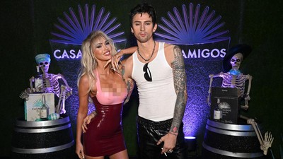 Foto: Megan Fox Jadi Pamela Anderson di Pesta Halloween, Picu Pro-Kontra
