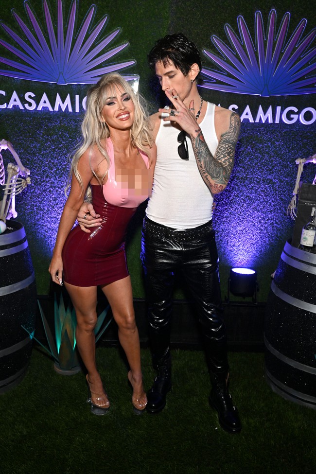 Megan Fox muncul dalam balutan bodycon minidress berbahan latex dengan kombinasi warna pink-marun. Siluetnya yang memeluk tubuh sukses mempertegas keseksian aktris 36 tahun ini. (Foto: Getty Images)