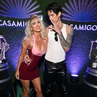 Megan Fox muncul dalam balutan bodycon minidress berbahan latex dengan kombinasi warna pink-marun. Siluetnya yang memeluk tubuh sukses mempertegas keseksian aktris 36 tahun ini. (Foto: Getty Images)