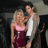 Machine Gun Kelly tak kalah mirip dengan Tommy Lee. Kutang putih lengan buntung dan celana kulit menjadi andalan musisi tersebut. Turut melengkapi gayanya, kacamata hitam dan kalung rantai. (Foto: Getty Images)