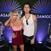 Kostum pesta Halloween mereka mengundang reaksi yang beragam. Di luar pujian yang berdatangan, tak sedikit pula yang menghujat mengingat rekam jejak Tommy Lee sebagai pelaku KDRT terhadap Pamela Anderson. Ia harus menanggung perbuatannya tersebut dengan hukuman enam bulan penjara pada 1998. Sungguh menjijikkan, tulis seorang netizen mengomentari kostum tersebut. (Foto: Getty Images)