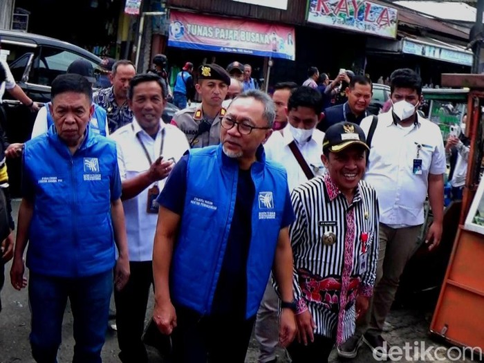 Kunjungan Menteri Perdagangan Zulkifli Hasan di Pasar Kertek, Wonosobo, Selasa (1/11/2022).