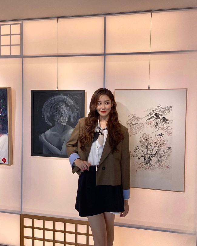 Meski belum ditayangkan kepada publik, potret yang menampilkan tiga besar Miss Korea 2022 jadi perbincangan. Dalam foto, Lee Seung Hyeon, Yoo Si Eun, dan Kim Go Eun berpose bersama selagi memamerkan piala dan mahkota mereka. Ketiganya punya satu kesamaan yakni wajah cantik hampir sempurna bak manusia virtual atau buatan AI yang mengundang berbagai komentar.Foto: Instagram