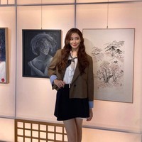 Meski belum ditayangkan kepada publik, potret yang menampilkan tiga besar Miss Korea 2022 jadi perbincangan. Dalam foto, Lee Seung Hyeon, Yoo Si Eun, dan Kim Go Eun berpose bersama selagi memamerkan piala dan mahkota mereka. Ketiganya punya satu kesamaan yakni wajah cantik hampir sempurna bak manusia virtual atau buatan AI yang mengundang berbagai komentar.Foto: Instagram