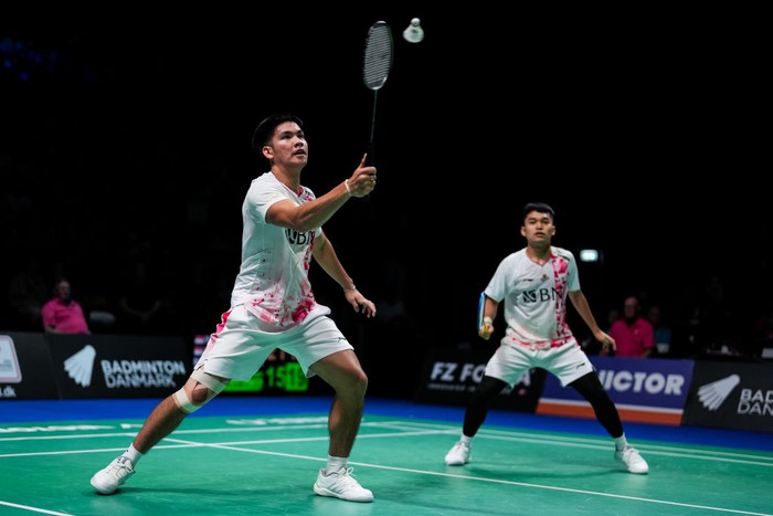ODENSE, DENMARK - OCTOBER 21: Leo Rolly Carnando (R) and Daniel Marthin of Indonesia compete in the Mens Doubles Quarter Finals match against Marcus Fernaldi Gideon and Kevin Sanjaya Sukamuljo of Indonesia during day four of the Denmark Open at Jyske Bank Arena on October 21, 2022 in Odense, Denmark. (Photo by Shi Tang/Getty Images)