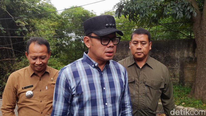 Longsor di jembatan Sungai Cisadane, Jl Darul Quran, Kota Bogor, ditinjau oleh Wali Kota Bima Arya, 1 November 2022. (M Sholihin/detikcom)