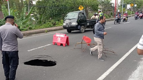 Lubang menganga di Jalan Brigjen Ngurah Rai, tepatnya di depan Toko Seraya atau selatan Telkom, Kelurahan Kawan, Kecamatan Bangli, Kabupaten Bangli tengah viral di media sosial.