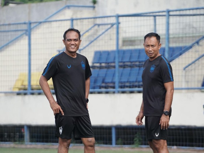 Mantan pemain PSIS Semarang, Basuki Setyabudi (kiri).