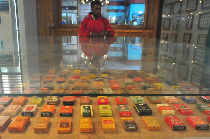 Seorang pengunjung melihat koleksi bungkus rokok kretek di Museum Kretek, Kudus, Jawa Tengah, Selasa (1/11/2022).  Museum ini didirikan sejak 3 Oktober 1986.