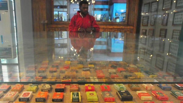 Seorang pengunjung melihat koleksi bungkus rokok kretek di Museum Kretek, Kudus, Jawa Tengah, Selasa (1/11/2022). Museum ini didirikan sejak 3 Oktober 1986.