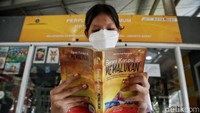 Guna meningkatkan budaya gemar membaca, Pemprov DKI melalui Dinas Perpustakaan dan Kearsipan menggelar gerakan Baca Jakarta.