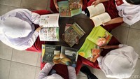 Sejumlah anak membaca buku dalam rangka gerakan Baca Jakarta di RPTRA Manggis, Palmerah, Jakarta Barat, Senin (31/10/2022).