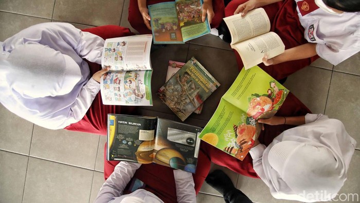 Pemprov DKI melalui Dinas Perpustakaan dan Kearsipan menggelar gerakan Baca Jakarta. Kegiatan ini guna meningkatkan budaya gemar membaca.