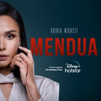 Bagian punggung tersebut juga menjadi sorotan di serial yang terinspirasi dari serial BBC Doctor Foster tersebut . Di episode pertama, Adinia yang berperan sebagai seorang dokter sukses bernama Sekar M. Atmajaya memperlihatkan punggung berototnya saat melakoni adegan bercinta dengan Chicco Jerikho. (Foto: Dok. Disney+ Hotstar)