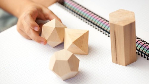 Mengenal Prisma Segi Lima: Sifat-sifat dan Rumus Hitung Volumenya