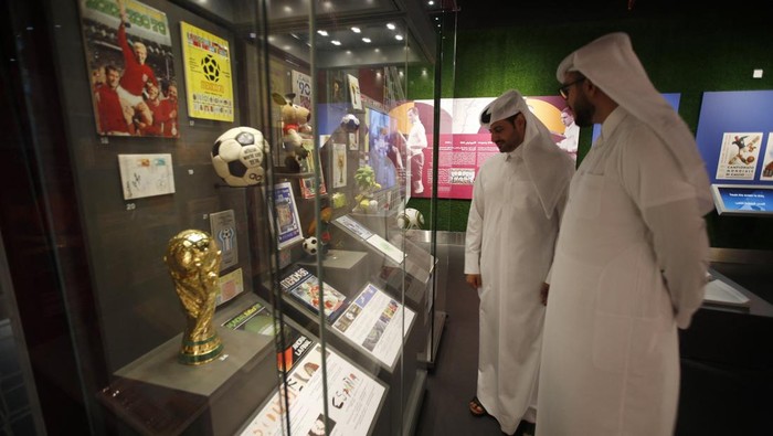 Soccer Football - FIFA World Cup Qatar 2022 Preview - World of Football Exhibition - 3-2-1 Qatar Olympic and Sports Museum, Doha, Qatar - October 10, 2022 People look at items at the 3-2-1 Qatar Olympic and Sports Museum REUTERS/Hamad I Mohammed