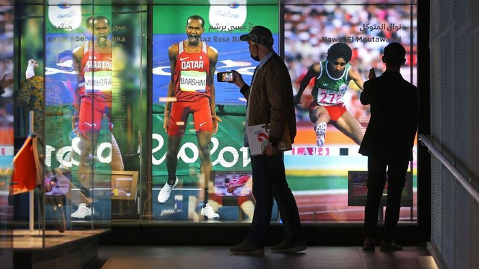 People visit the newly-inaugurated 3-2-1 Qatar Olympic and Sports Museum in the capital Doha, on March 29, 2022. (Photo by KARIM JAAFAR / AFP) (Photo by KARIM JAAFAR/AFP via Getty Images)