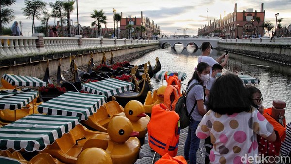 Kawasan La Riviera juga kerap mengadakan berbagai kegiatan yang menarik perhatian pengunjung. Mulai dari kegiatan yang Indonesia banget hingga kegiatan yang diadaptasi dari acara yang ada di Eropa.