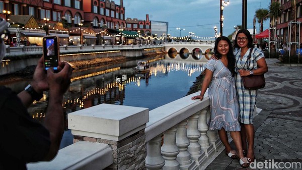 Salah satu destinasi favorit di PIK 2ini adalah La Riveira yang meniru Sungai Venice Italia.