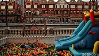 Seorang anak asyik bermain di kawasan La Riviera PIK 2.