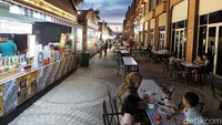Di PIK2 terdapat kawasan pertokoan bernama La Riviera.