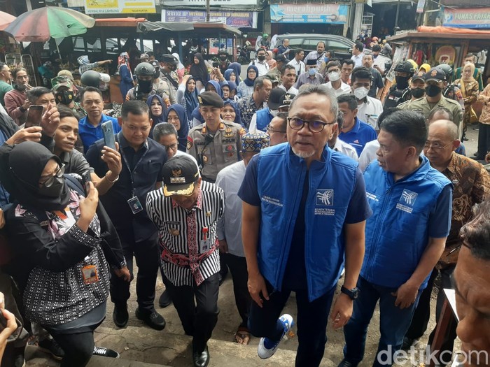 Menteri Perdagangan Zulkifli Hasan blusukan ke Pasar Kertek Wonosobo untuk memastikan ketersediaan dan harga kebutuhan pokok.