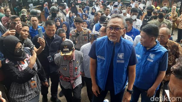 Menteri Perdagangan Zulkifli Hasan 'blusukan' ke Pasar Kertek Wonosobo untuk memastikan ketersediaan dan harga kebutuhan pokok.