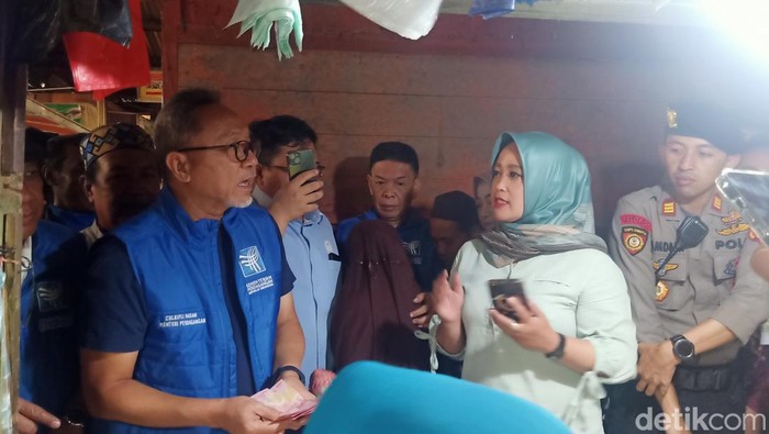 Menteri Perdagangan Zulkifli Hasan saat mengecek harga di Pasar Kertek Wonosobo, Selasa (1/11/2022).