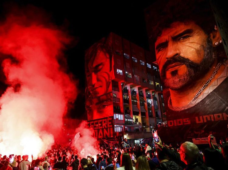 Meriahnya Peringatan Ulang Tahun Diego Maradona di Napoli