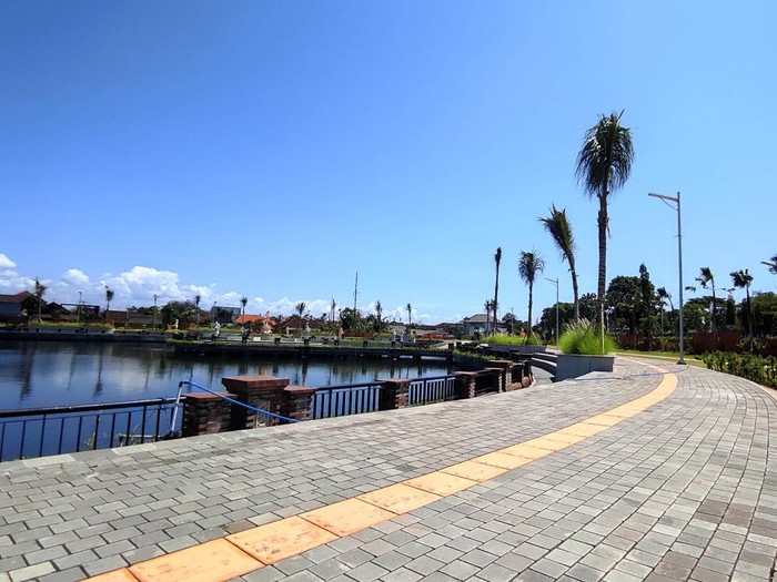 Meski telah diresmikan, beberapa orang masih nampak bekerja di sana. Bahkan detikBali sempat dilarang untuk mengambil gambar. Padahal proyek tersebut dibangun dan peruntukan untuk publik. Foto: I Wayan Sui Suadnyana