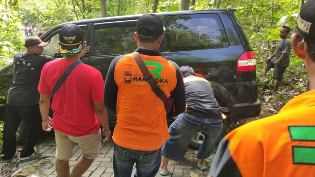 Mobil yang tersesat di jalan sempit makam keramat di Ponorogo