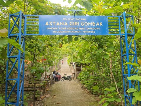 Mobil yang tersesat di jalan sempit makam keramat di Ponorogo