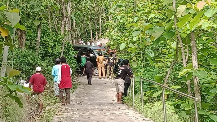 Mobil yang tersesat di jalan sempit makam keramat di Ponorogo