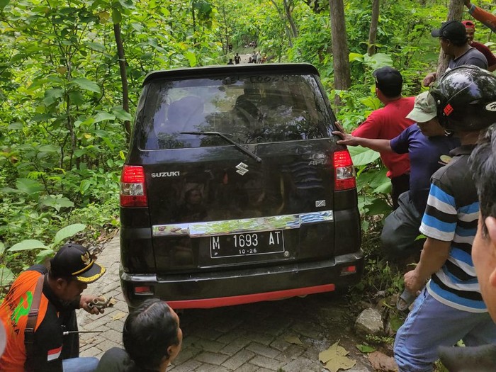 Mobil yang tersesat di jalan sempit makam keramat di Ponorogo
