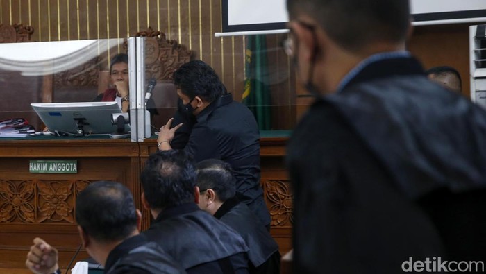 Ferdy Sambo dan Putri Candrawathi menjalani sidang di PN Jakarta Selatan. Ada momen Ferdy Sambo memeluk Putri Candrawathi di ruang sidang.