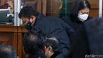 Momen Ferdy Sambo-Putri Candrawathi Berpelukan di Ruang Sidang